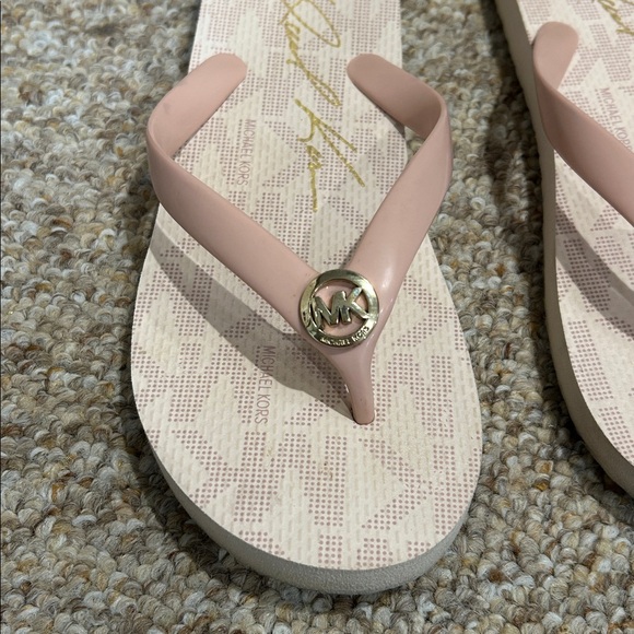 Michael Kors Blush Pink Signature Logo Flip Flop Sandals Size 8 - Picture 5 of 11